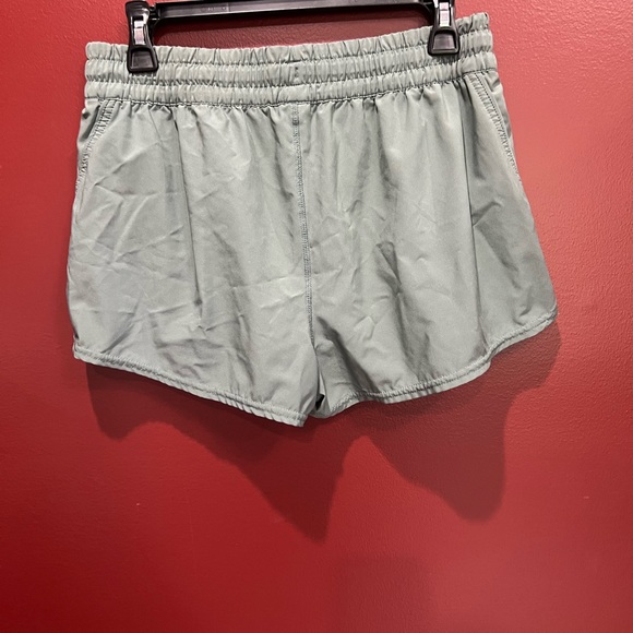 Vuori size large Lightweight, ultra stretch performance woven facbric - Picture 3 of 7